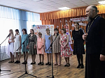 Иеромонах Даниил (Шевцов) поздравил воспитанников Руднянской школы‑интерната с Пасхой Христовой и посмотрел их концерт