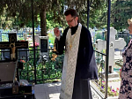 В Троицкую субботу на могиле почитаемого в народе старца совершили заупокойную молитву