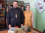 Настоятель Петропавловского храма передал в дар библиотеке набор духовной литературы из личной коллекции