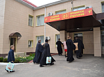 Духовенство благочиния с пасхальными поздравлениями посетило "Дом надежды" и районную больницу