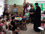Священник в преддверии Дня отца посетил детский сад «Колокольчик»