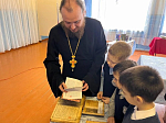 В Нижнемамонской школе прошла духовная встреча ко Дню православной книги с участием настоятеля местного храма иерея Василия Яковлева