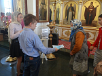 Благочинный после праздничного богослужения поздравил с Женским православным днем прихожанок и сотрудниц благочиния