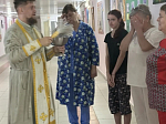 Настоятель храма в честь Всемилостивого Спаса города Россошь посетил детское отделение Россошанской ЦРБ