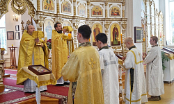 Праздничное богослужение в Свято-Митрофановском храме села Верхний Мамон