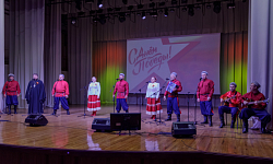 В День Победы в Молодежном центре города Россоши состоялся праздничный концерт «Победный май, священная весна!»