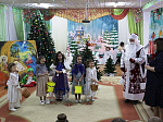 В святочные дни Рождества, священник совершил визит на праздничный концерт группы № 7 в СОШ № 9