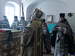 В пятницу 2-й седмицы Великого поста правящий архиерей совершил Литургию Преждеосвященных Даров в Казанском храме с. Гнилое