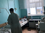 Священнослужители благочиния посетили отделения Россошанской районной больницы