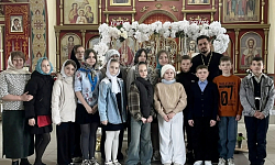 Воспитанники Митрофановской школы поздравили прихожан со Светлым Христовым Воскресением