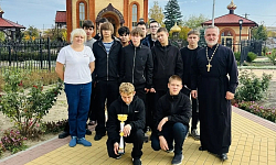 Ученики Новокалитвенской школы поздравили настоятеля Троицкого храма с Днем отца