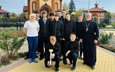 Ученики Новокалитвенской школы поздравили настоятеля Троицкого храма с Днем отца