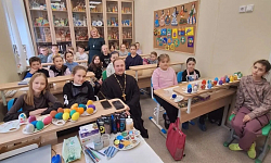 Священнослужитель принял участие в мастер-классе по росписи пасхальных яиц