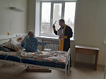 Священнослужитель освятил помещение терапевтического отделения Ольховатской больницы