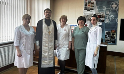 Клирики Россошанского благочиния посетили родильные отделения районных больниц