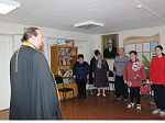 Настоятель Архангело-Михайловского храма и помощник благочинного по социальной работе посетили общежитие, в котором проживают вынужденные переселенцы из ДНР и ЛНР