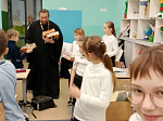 Священнослужитель поздравил учащихся младших классов МБОУ Калачеевская СОШ № 6 с Рождеством Христовым