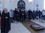 Преосвященнейший епископ Дионисий возглавил служение Божественной литургии в Воскресенском соборе Белогорского мужского монастыря