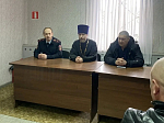 Настоятель храма святых апостолов Петра и Павла села Петропавловка иерей Ярослав Манохин с рабочим визитом посетил местный отдел МВД России