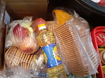 Гуманитарный центр благочиния передал нуждающимся продуктовые наборы из пожертованний на Радоницу