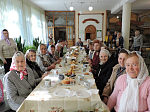 Пожилых прихожан Сретенского храма поздравили с праздником