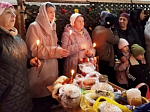 В канун Светлой Пасхи благочинный освятил пасхальные угощения в селах Богучарского района