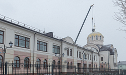 В храме Всемилостивого Спаса города Россоши состоялся подъем креста на купол храма