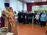 В Богучарском районе в рамках епархиальной миссионерской акции «Пасха в каждом храме» священнослужитель совершил молебны
