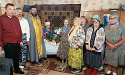 Одну из старейших прихожанок храма Святой Живоначальной Троицы села Новомеловатка Калачеевского района поздравили с юбилеем