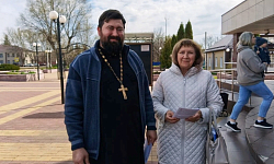 Священник поздравил жителей поселка Подгоренский со Светлой Пасхой