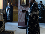 Епископ Дионисий совершил утреню Великого Пятка с чтением двенадцати Страстных Евангелий в Ильинском кафедральном соборе г. Россошь