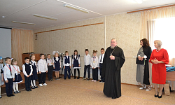  В с. Репьевка благочинный посетил праздничное мероприятие в местной школе