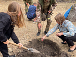 Учащиеся старокалитвенской СОШ совместно с военнослужащими посадили яблоневый сад