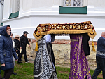 В Великую пятницу в храме святого мученика Иоанна Воина города Богучар совершили Великую вечерню и чин выноса Плащаницы