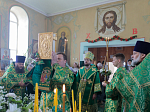 В праздник Святой Троицы Преосвященнейший епископ Дионисий совершил Литургию в Свято-Троицком храме города Россоши