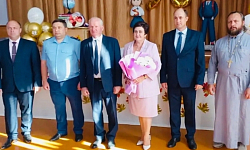 Настоятель храма Архистратига Божия Михаила села Воробьевка иерей Игорь Подопригорин поздравил учащихся и коллектив МКОУ «Воробьевская СОШ» с 90-летним юбилеем школы