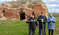 Жители Нижнего Ольшана провели субботник у руинированного храма Святой Живоначальной Троицы в селе Верхний Ольшан