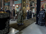В пятницу Страстной седмицы Преосвященнейший епископ Дионисий совершил вечерню с выносом Плащаницы Спасителя в Ильинском кафедральном соборе Россоши