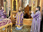В Неделю Крестопоклонную епископ Дионисий совершил Божественную литургию в Свято-Троицком соборе Серафимо-Дивеевского монастыря в с. Дивеево Нижегородской области