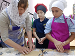 В воскресной школе села Воробьевка состоялся кулинарный мастер‑класс, посвященный благотворительной акции «Белый цветок»