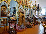 В Казанском храме поселка Каменка совершена Литургия, по окончании которой прихожане поздравили настоятеля с годовщиной иерейской хиротонии