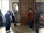 Воспитанники Митрофановской школы поздравили прихожан со Светлым Христовым Воскресением