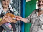 Милосердие в действии: в Петропавловке прихожане раздали продукты односельчанам