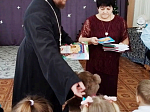 С праздником, малыши! Благочинный Богучарского церковного округа поздравил детсады с Рождеством Христовым и вручил подарки