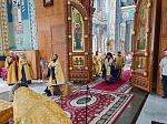 Епископ Россошанский и Острогожский Дионисий совершил молебен с акафистом святителю Тихону, Патриарху Московскому, в Благовещенском кафедральном соборе г. Воронежа