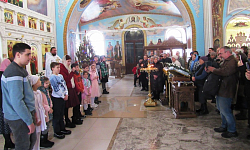 В храме Успения Пресвятой Богородицы города Калач воспитанников Воскресной школы поздравили с Рождеством Христовым