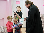 Воспитанникам Руднянской школы-интернат и Воробьёвского детского реабилитационного центра были переданы подарки от благотворительного фонда