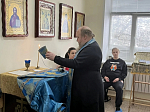 Священник совершил молебен в молельной комнате районной больницы села Верхний Мамон