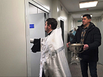 Священник совершил чин освящения вновь построенного медучреждения в селе Радченское