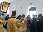 Епископ Россошанский и Острогожский Дионисий совершил Божественную литургию в Воскресенском соборе Белогорского епархиального мужского монастыря